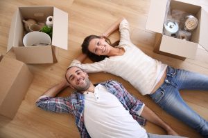 couple-heureux-cartons