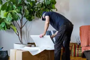 Emballage et protection d'un tableau pendant un déménagement