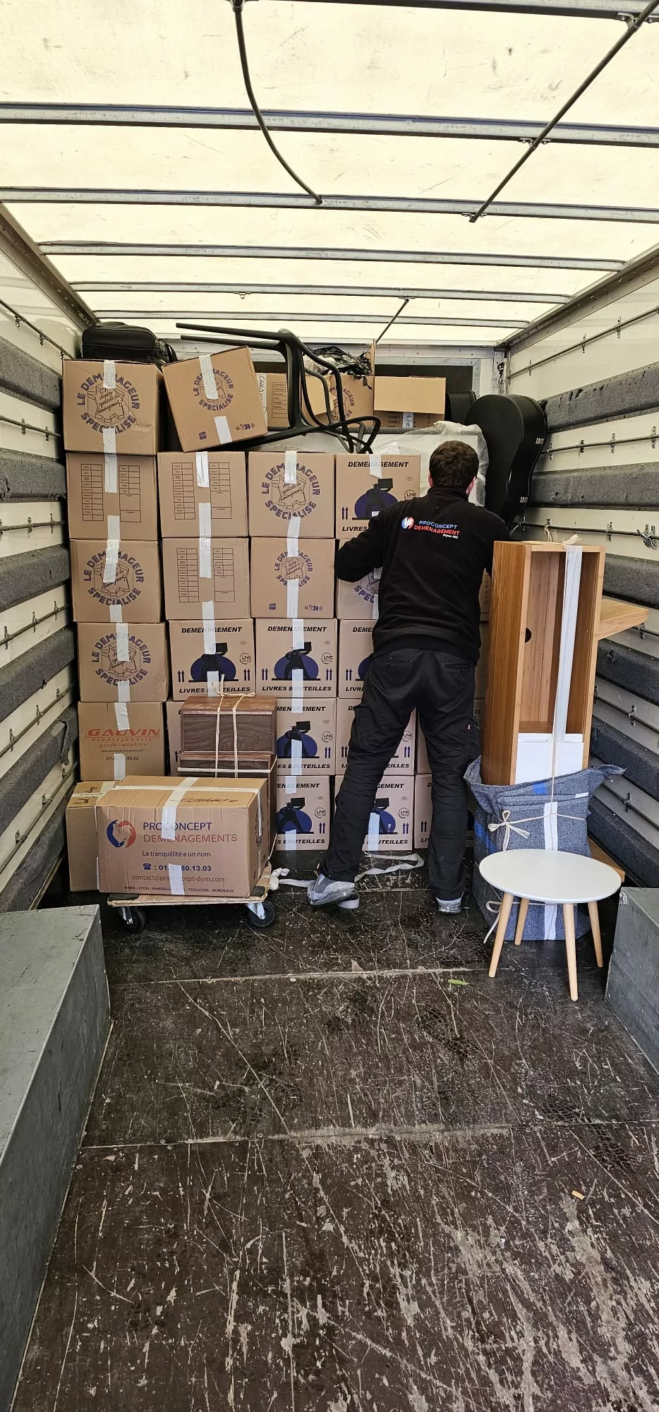 Déménageurs Proconcept emballant des meubles pour un déménagement à Bessancourt