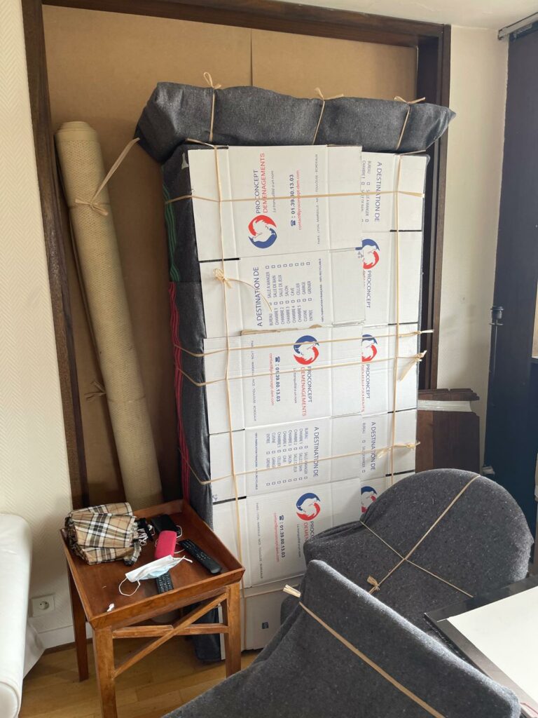 Mobilier et cartons de déménagement Proconcept Déménagements soigneusement protégés et emballés dans un appartement en Île-de-France.
